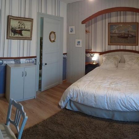Logis Des Douves Bed & Breakfast Tiffauges Екстериор снимка