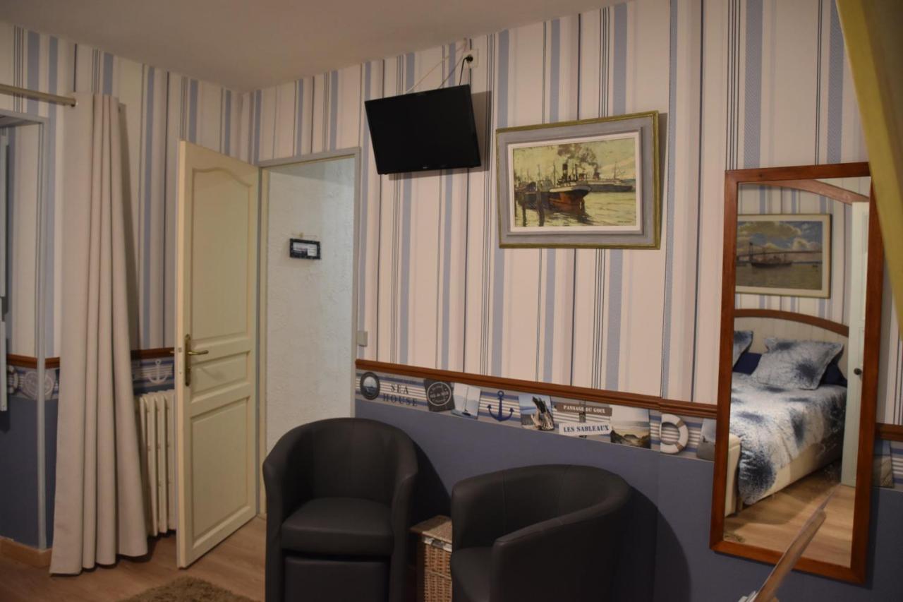 Logis Des Douves Bed & Breakfast Tiffauges Екстериор снимка