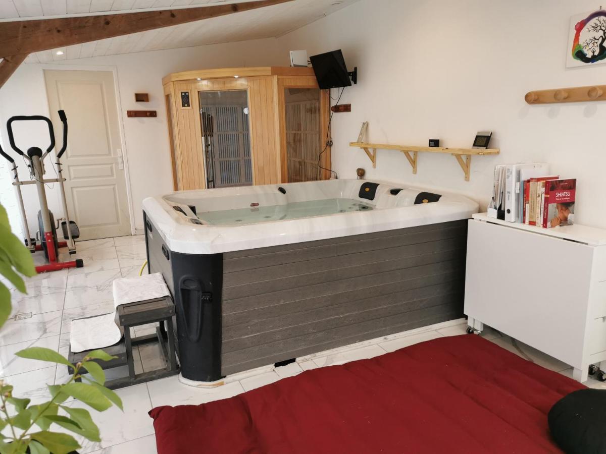 Logis Des Douves Bed & Breakfast Tiffauges Екстериор снимка