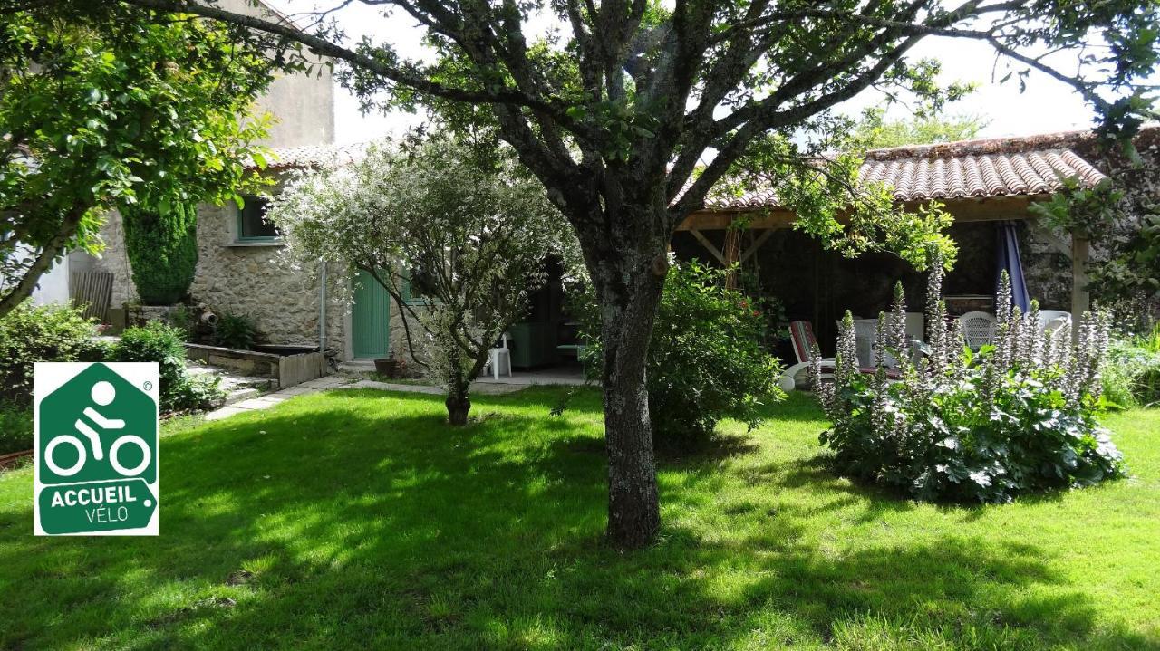 Logis Des Douves Bed & Breakfast Tiffauges Екстериор снимка