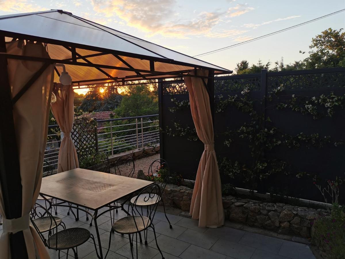 Logis Des Douves Bed & Breakfast Tiffauges Екстериор снимка