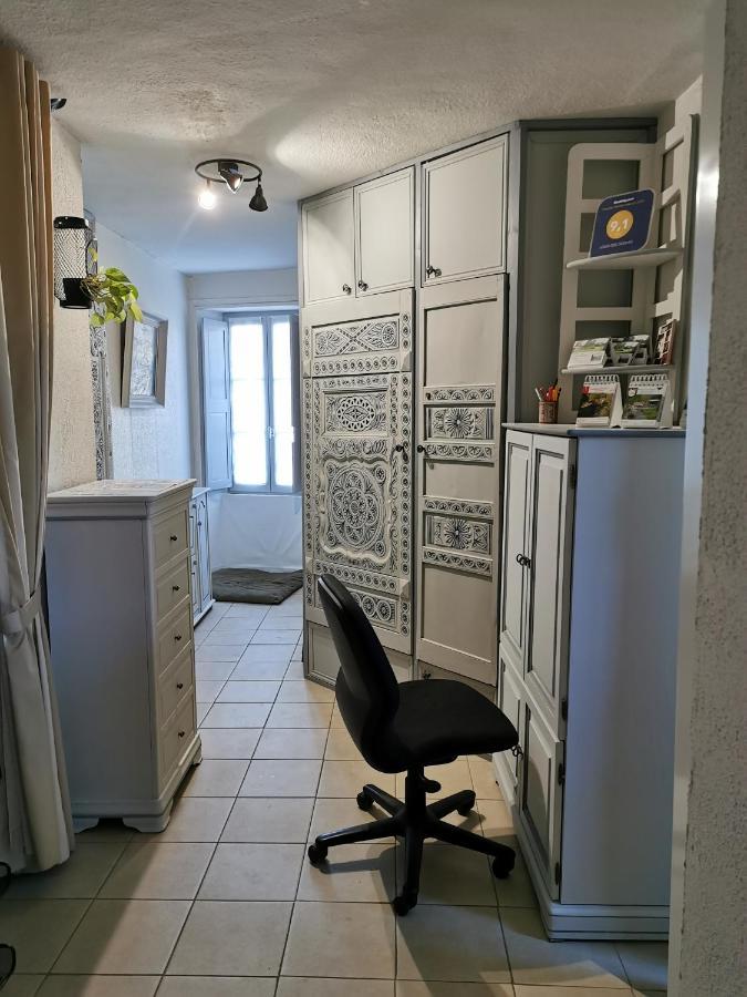 Logis Des Douves Bed & Breakfast Tiffauges Екстериор снимка