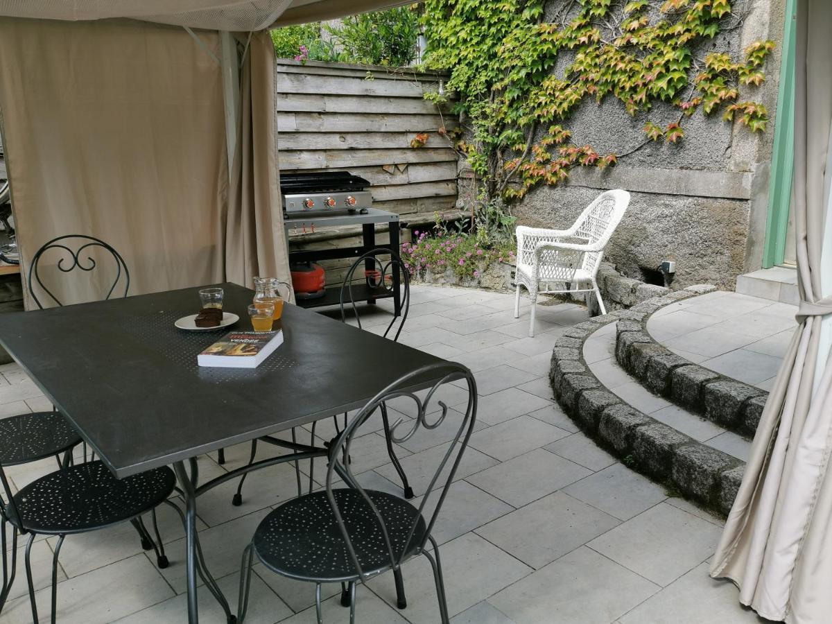 Logis Des Douves Bed & Breakfast Tiffauges Екстериор снимка