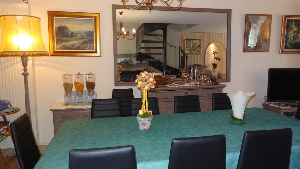 Logis Des Douves Bed & Breakfast Tiffauges Екстериор снимка