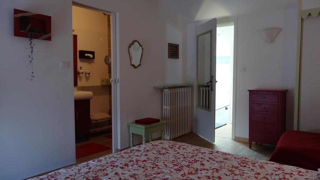 Logis Des Douves Bed & Breakfast Tiffauges Екстериор снимка