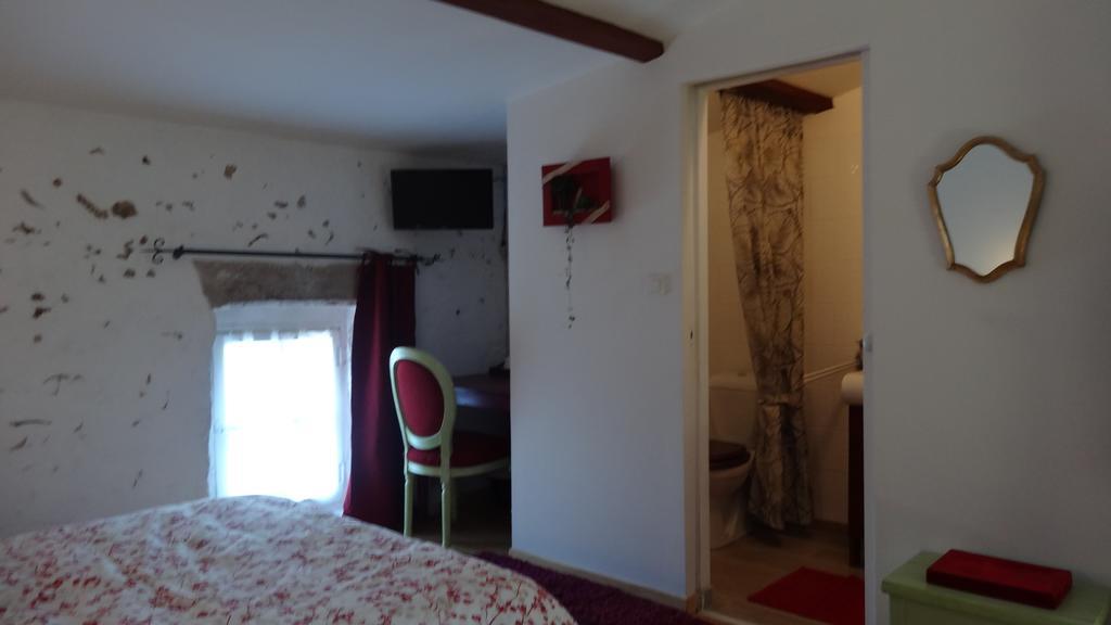Logis Des Douves Bed & Breakfast Tiffauges Екстериор снимка