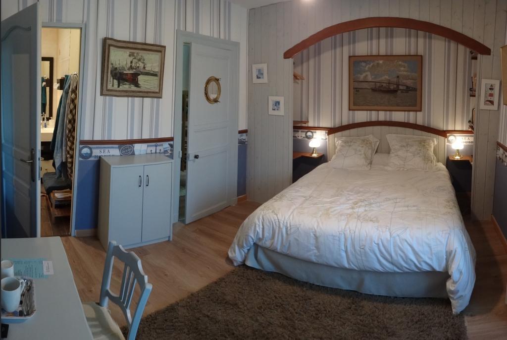 Logis Des Douves Bed & Breakfast Tiffauges Екстериор снимка