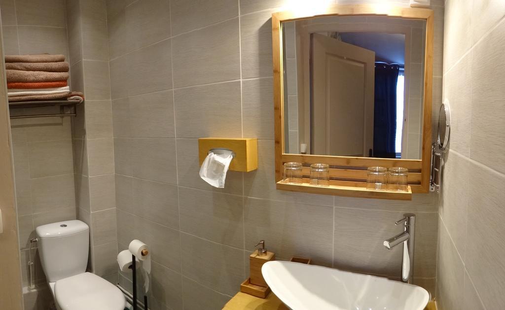 Logis Des Douves Bed & Breakfast Tiffauges Екстериор снимка