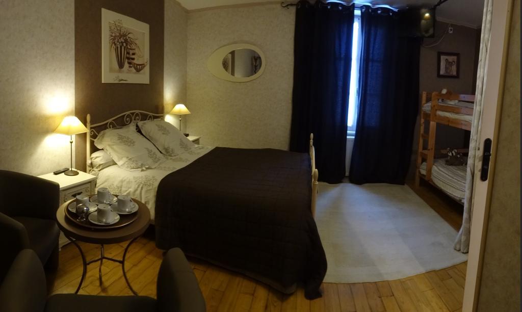 Logis Des Douves Bed & Breakfast Tiffauges Екстериор снимка