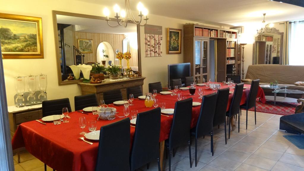 Logis Des Douves Bed & Breakfast Tiffauges Екстериор снимка