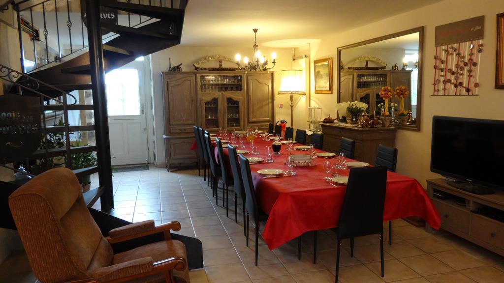 Logis Des Douves Bed & Breakfast Tiffauges Екстериор снимка