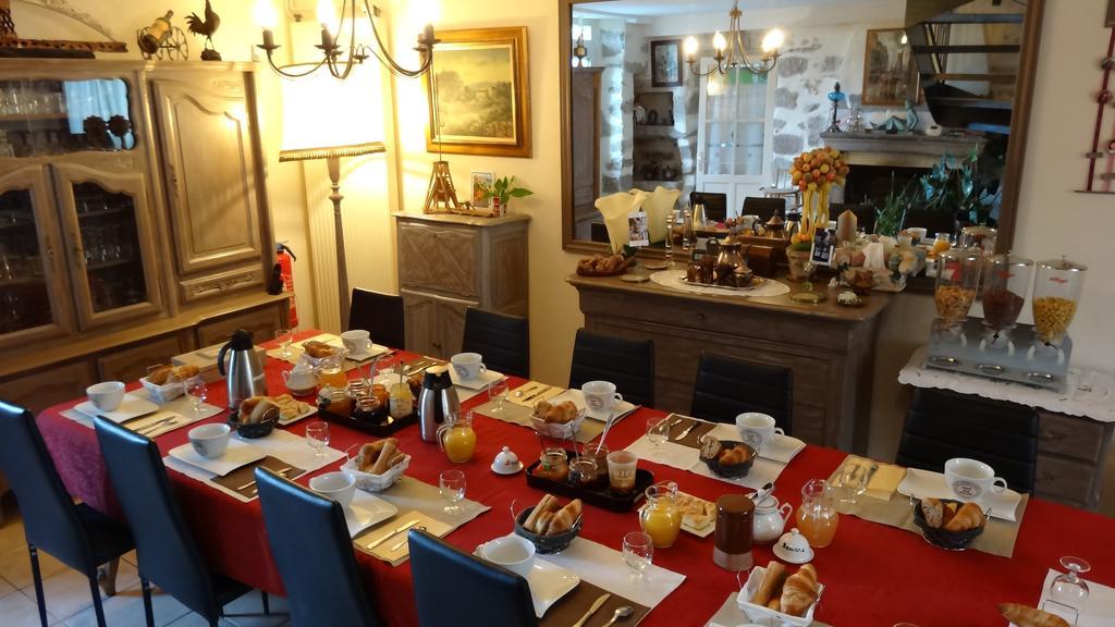 Logis Des Douves Bed & Breakfast Tiffauges Екстериор снимка