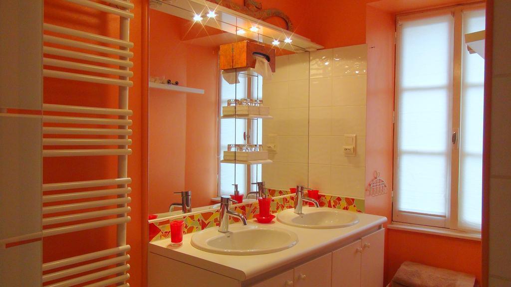 Logis Des Douves Bed & Breakfast Tiffauges Екстериор снимка