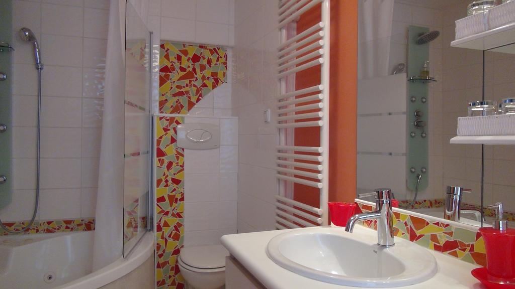 Logis Des Douves Bed & Breakfast Tiffauges Екстериор снимка