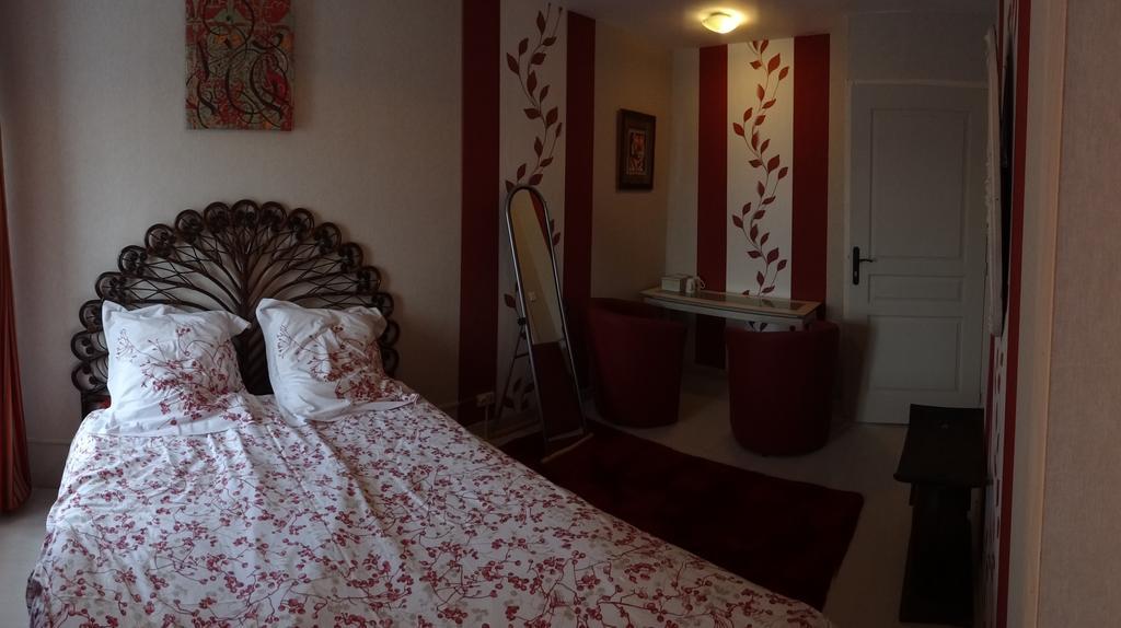 Logis Des Douves Bed & Breakfast Tiffauges Екстериор снимка