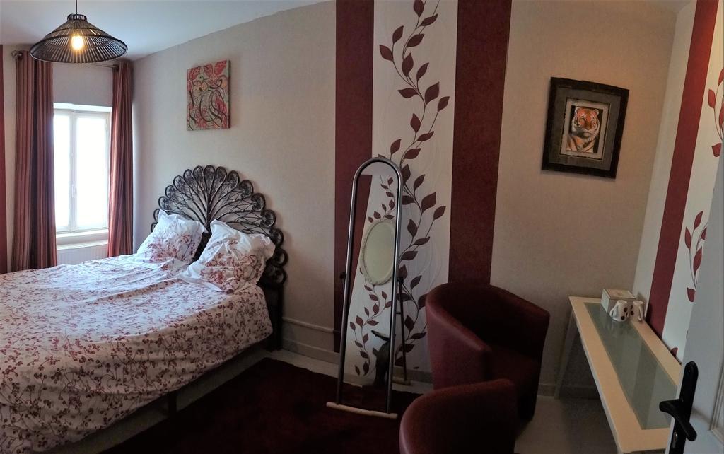 Logis Des Douves Bed & Breakfast Tiffauges Екстериор снимка
